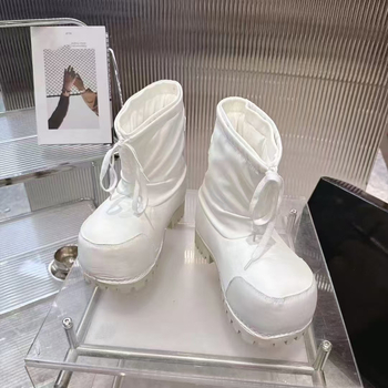 Снежни ботуши с високи горнища, кръгъл нос, ток 3–5 cm, външна част от пух, вътрешност овча кожа