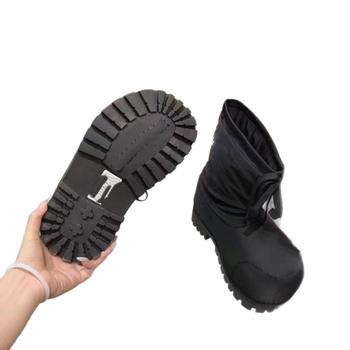 Снежни ботуши с високи горнища, кръгъл нос, ток 3–5 cm, външна част от пух, вътрешност овча кожа