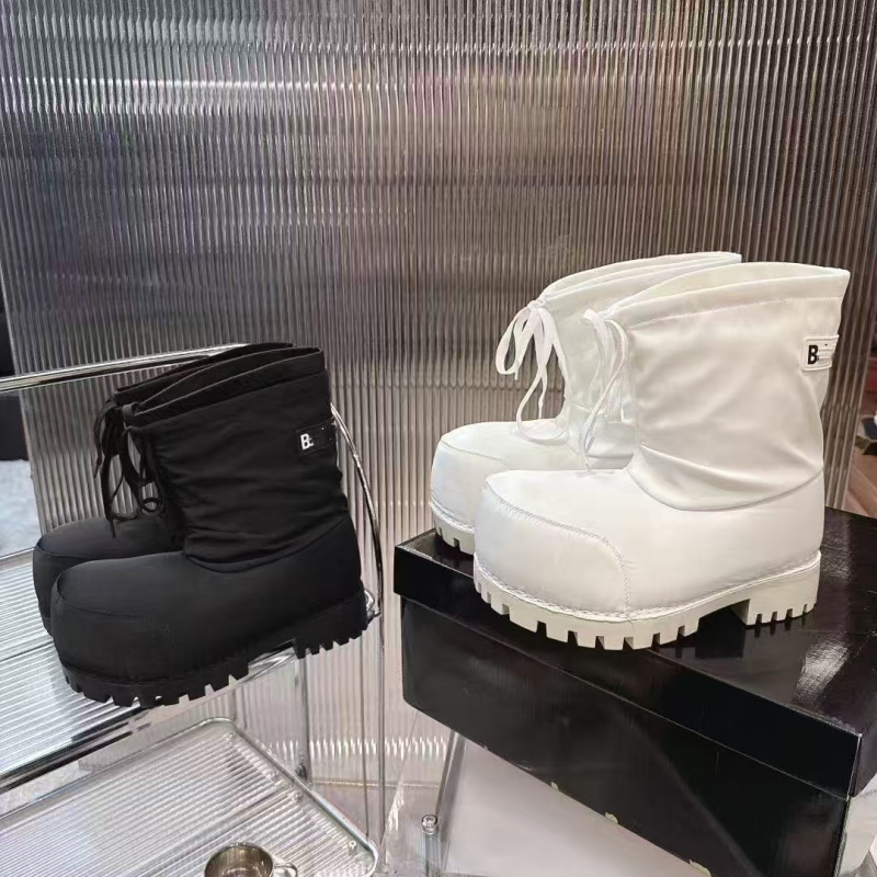 Снежни ботуши с високи горнища, кръгъл нос, ток 3–5 cm, външна част от пух, вътрешност овча кожа