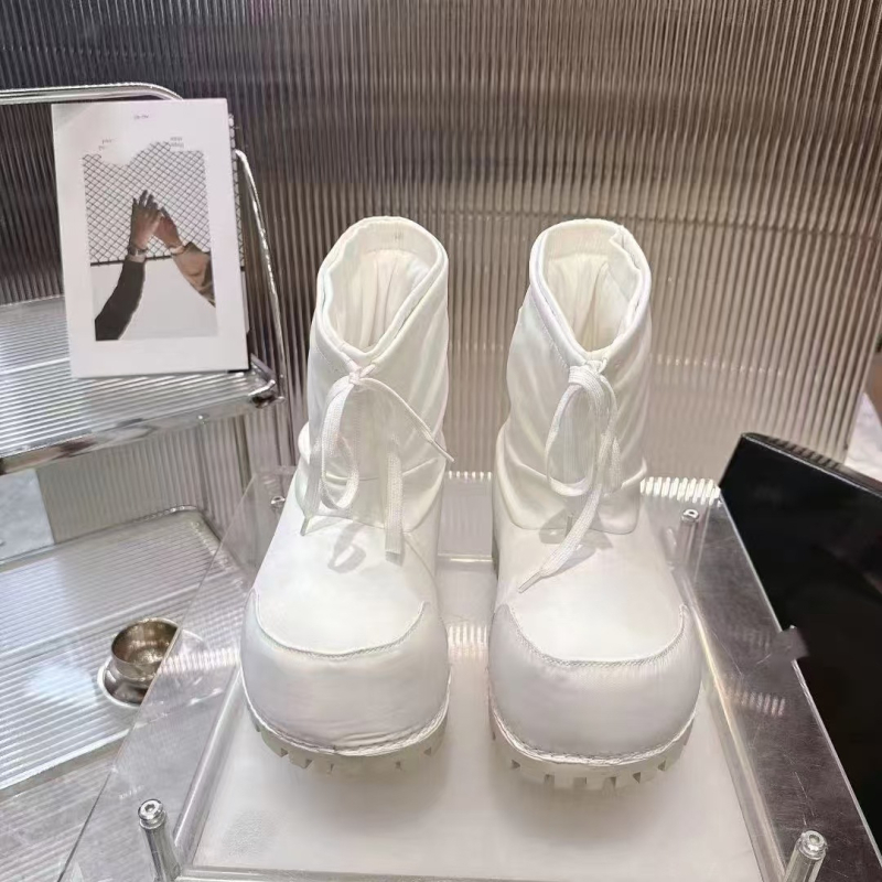 Снежни ботуши с високи горнища, кръгъл нос, ток 3–5 cm, външна част от пух, вътрешност овча кожа