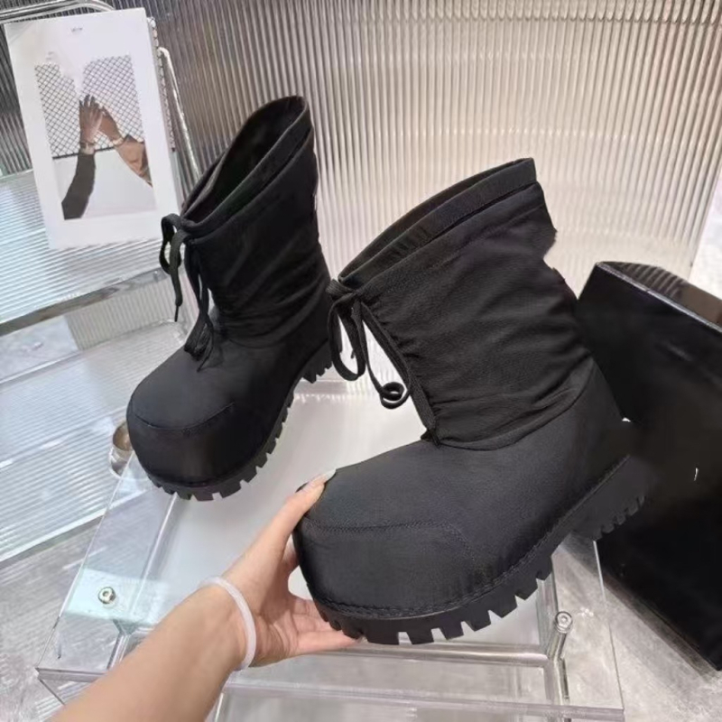 Снежни ботуши с високи горнища, кръгъл нос, ток 3–5 cm, външна част от пух, вътрешност овча кожа