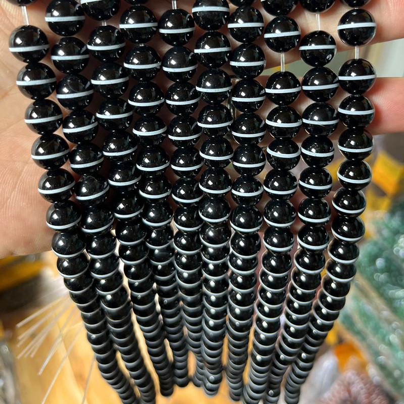 Achát gyöngyök, kör alakúak, polírozott felület, totem mintázat