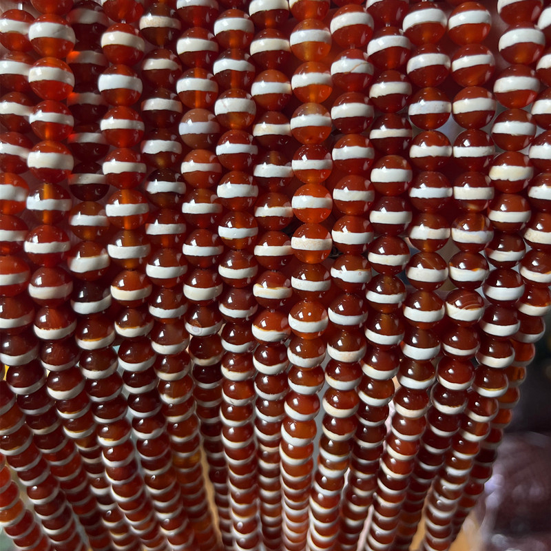 Achát gyöngyök, kör alakúak, polírozott felület, totem mintázat