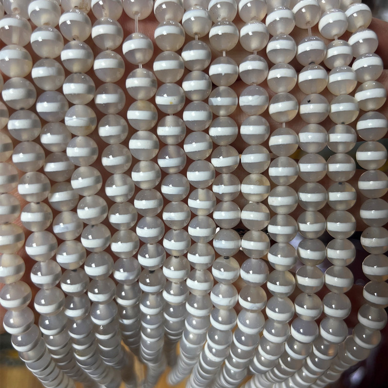 Achát gyöngyök, kör alakúak, polírozott felület, totem mintázat