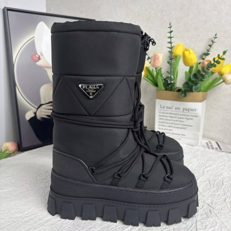 Lumesaapad kõrge varrega, ülemine materjal tarpaulin, tallad vahtkumm, sisemus karvane vooder, kanna kõrgus 5 cm või rohkem