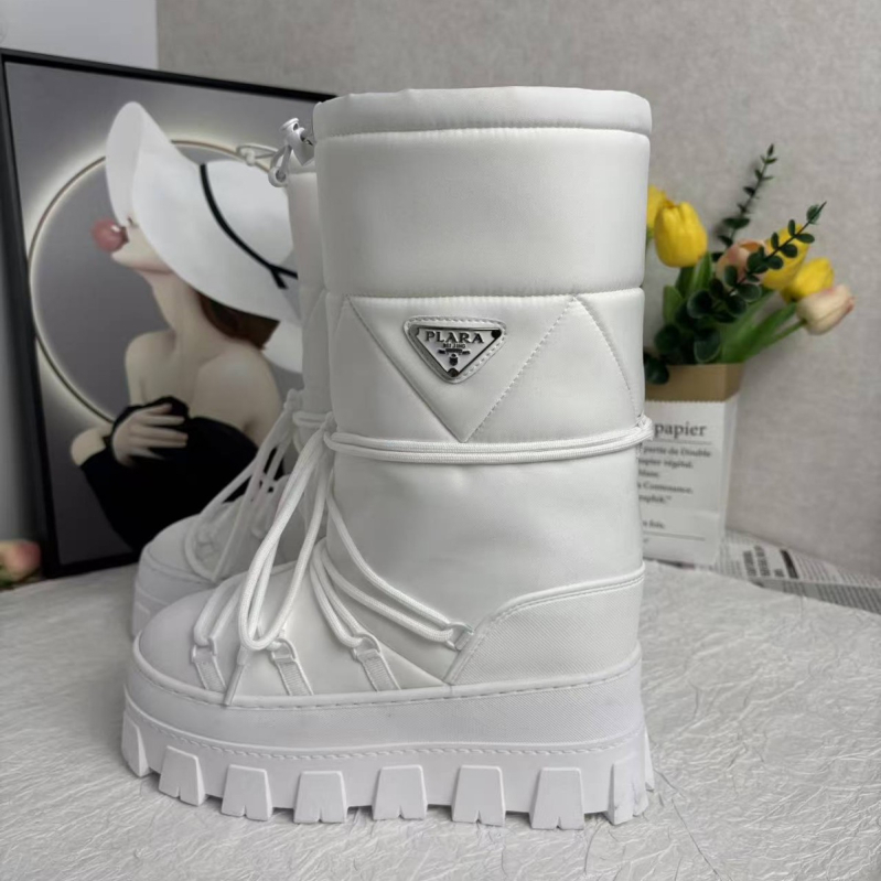 Lumesaapad kõrge varrega, ülemine materjal tarpaulin, tallad vahtkumm, sisemus karvane vooder, kanna kõrgus 5 cm või rohkem