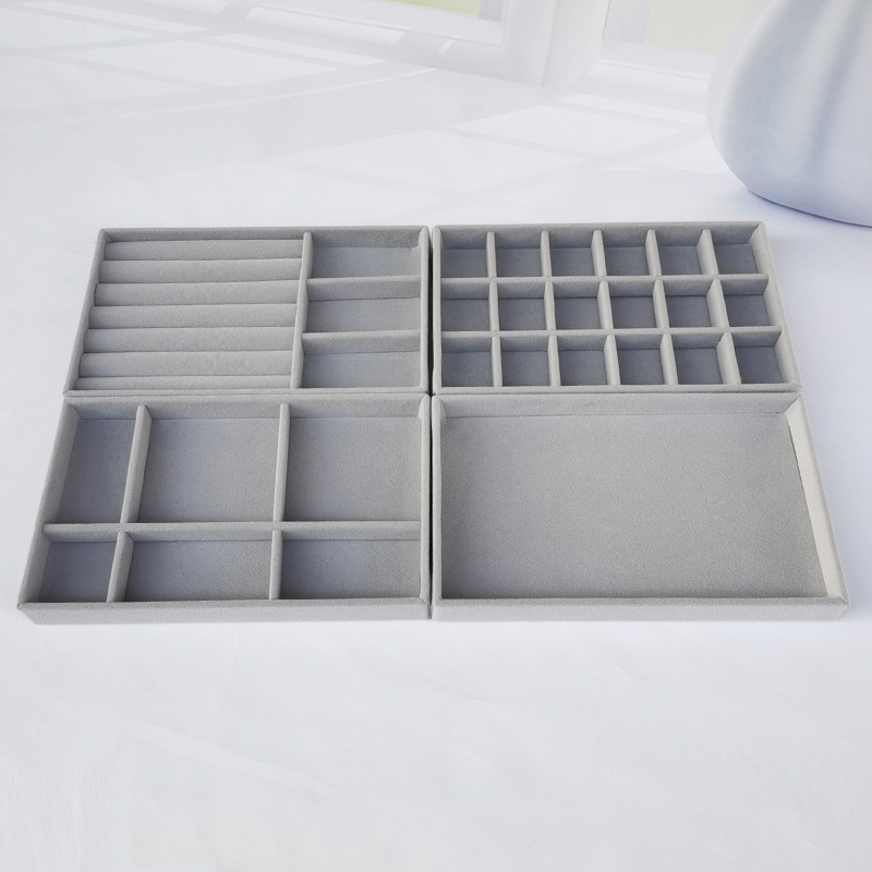 Set de patru piese pentru afișarea bijuteriilor, formă dreptunghiulară, stil Nordic, material de flanel, carcasa din lemn masiv