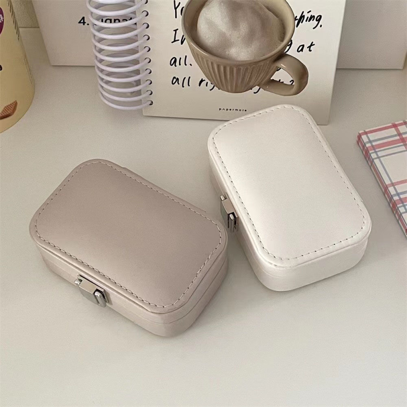 Utazó hordozható ékszeres doboz zárral – porálló, papíralapú anyag, pásztor stílusú, ékszer rendező