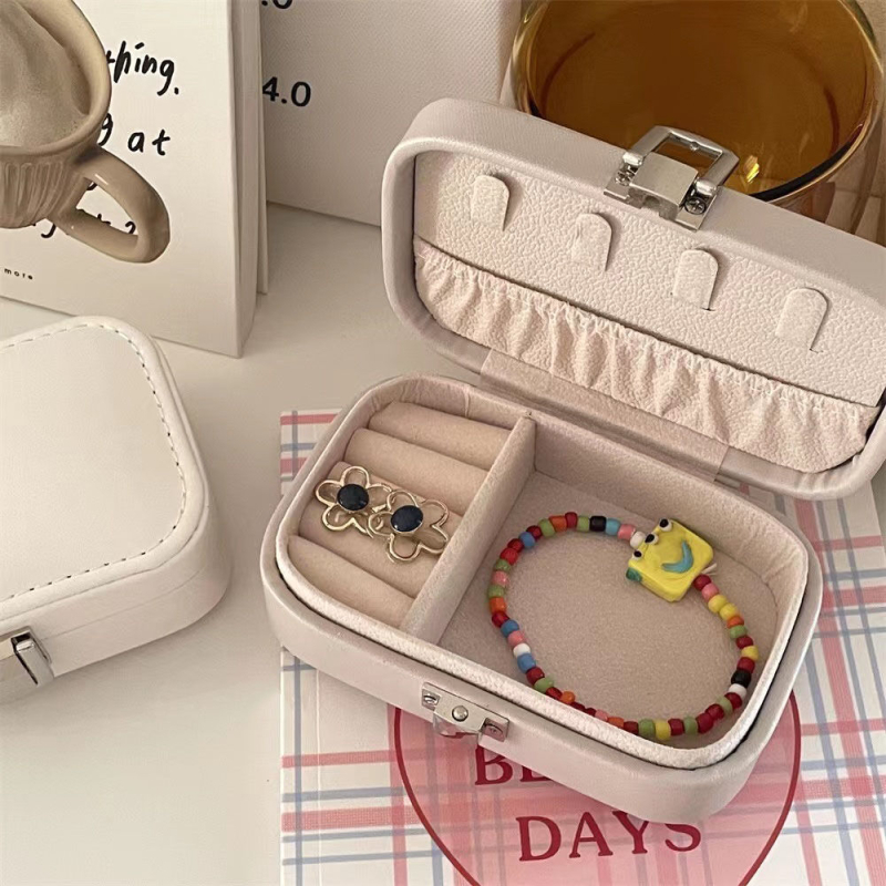 Utazó hordozható ékszeres doboz zárral – porálló, papíralapú anyag, pásztor stílusú, ékszer rendező