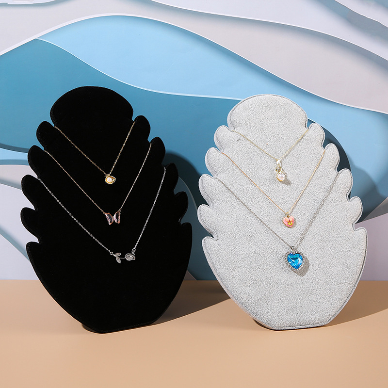 Nyaklánc kiállító állvány — bársony felület + kompozit tábla, banánlevél stílus, egy rétegű, ókori stílus