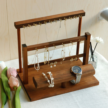 Egyrészes tömörfa ékszerkijelző állvány kampókkal, kétszintes trapéz alakú kialakítás, összekapcsolási technika, OLEVS márka