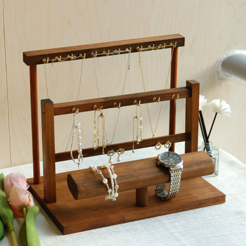 Egyrészes tömörfa ékszerkijelző állvány kampókkal, kétszintes trapéz alakú kialakítás, összekapcsolási technika, OLEVS márka