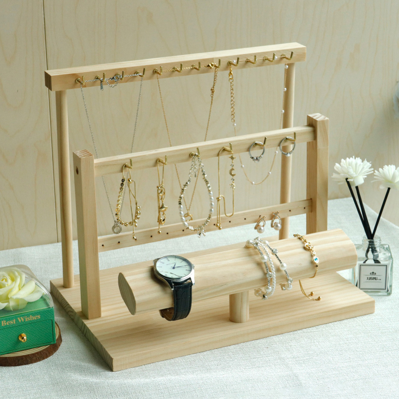 Egyrészes tömörfa ékszerkijelző állvány kampókkal, kétszintes trapéz alakú kialakítás, összekapcsolási technika, OLEVS márka