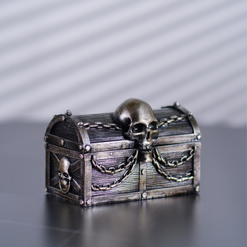 Koponya mintás ékszerdoboz fedővel (Modell MH23048; Anyag: Gyanta; Keménység: Kemény; Csomagolás: Egyszeres kartondoboz)