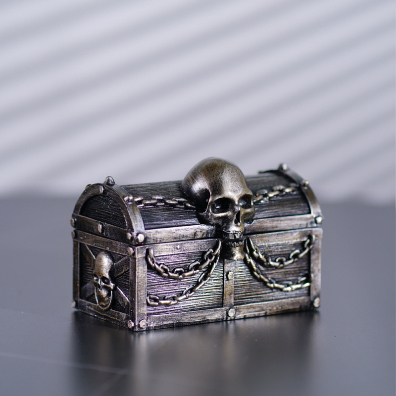 Koponya mintás ékszerdoboz fedővel (Modell MH23048; Anyag: Gyanta; Keménység: Kemény; Csomagolás: Egyszeres kartondoboz)