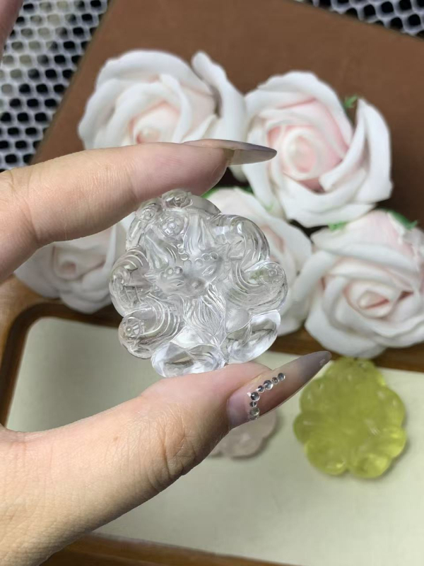 Κολιέ με στρογγυλό σκάλισμα εννια-ουράς αλεπούς με κρύσταλλο, γλυκό στυλ, προέλευση Σαντόου, Χειμώνας 2025