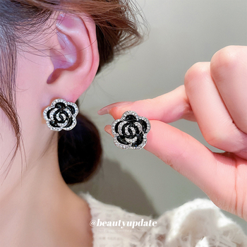 Ötvözetből készült camellia virág nyaklánc, gyémántos felülettel, kulcscsontlánccal, könnyű luxus stílus — Baoyu Jewelry Factory