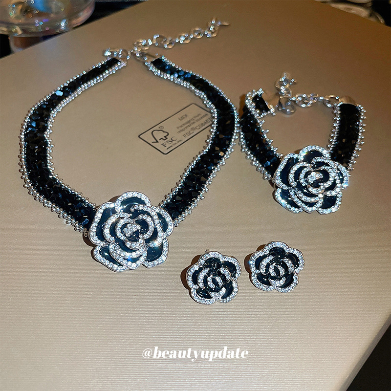 Ötvözetből készült camellia virág nyaklánc, gyémántos felülettel, kulcscsontlánccal, könnyű luxus stílus — Baoyu Jewelry Factory