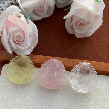 Medál kristállyal, oldalsó kövek nélkül, friss és tiszta esztétika, 2025 tél