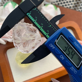 Medál kristállyal, oldalsó kövek nélkül, friss és tiszta esztétika, 2025 tél