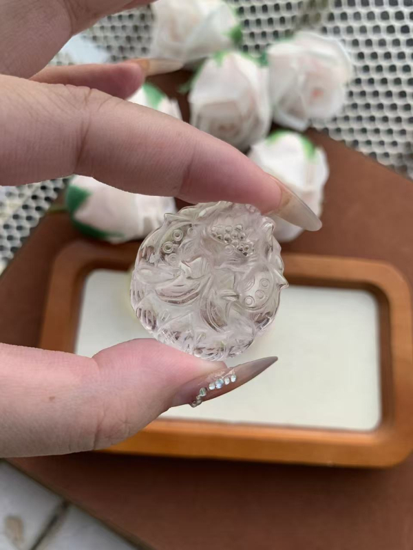 Medál kristállyal, oldalsó kövek nélkül, friss és tiszta esztétika, 2025 tél