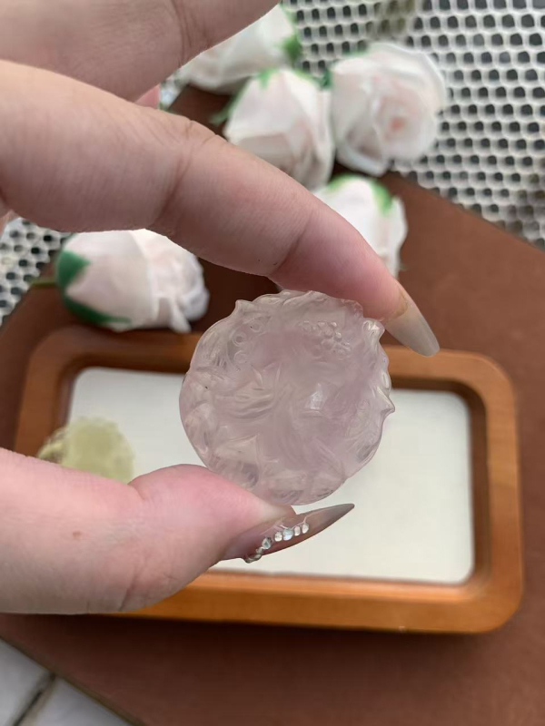 Medál kristállyal, oldalsó kövek nélkül, friss és tiszta esztétika, 2025 tél