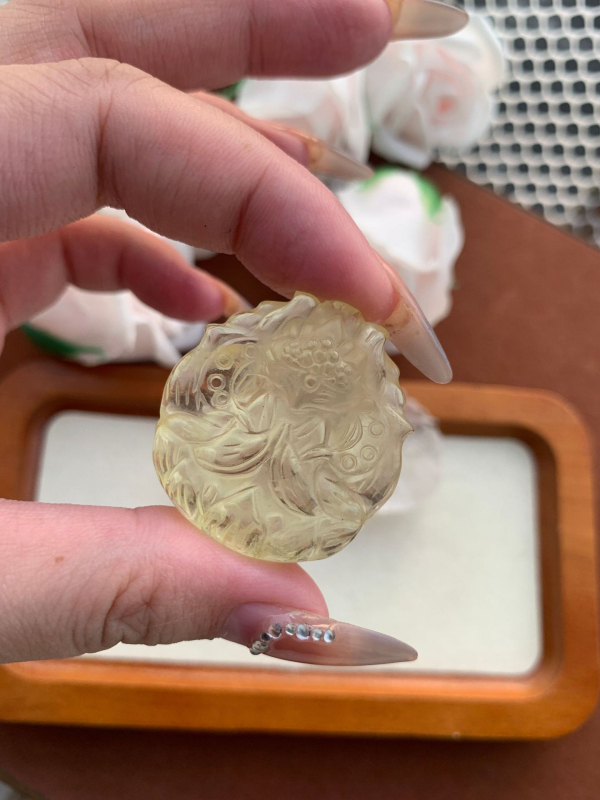 Medál kristállyal, oldalsó kövek nélkül, friss és tiszta esztétika, 2025 tél