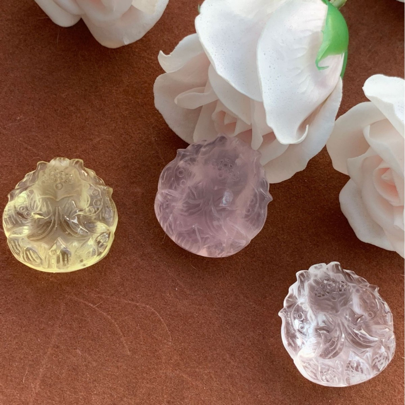 Medál kristállyal, oldalsó kövek nélkül, friss és tiszta esztétika, 2025 tél