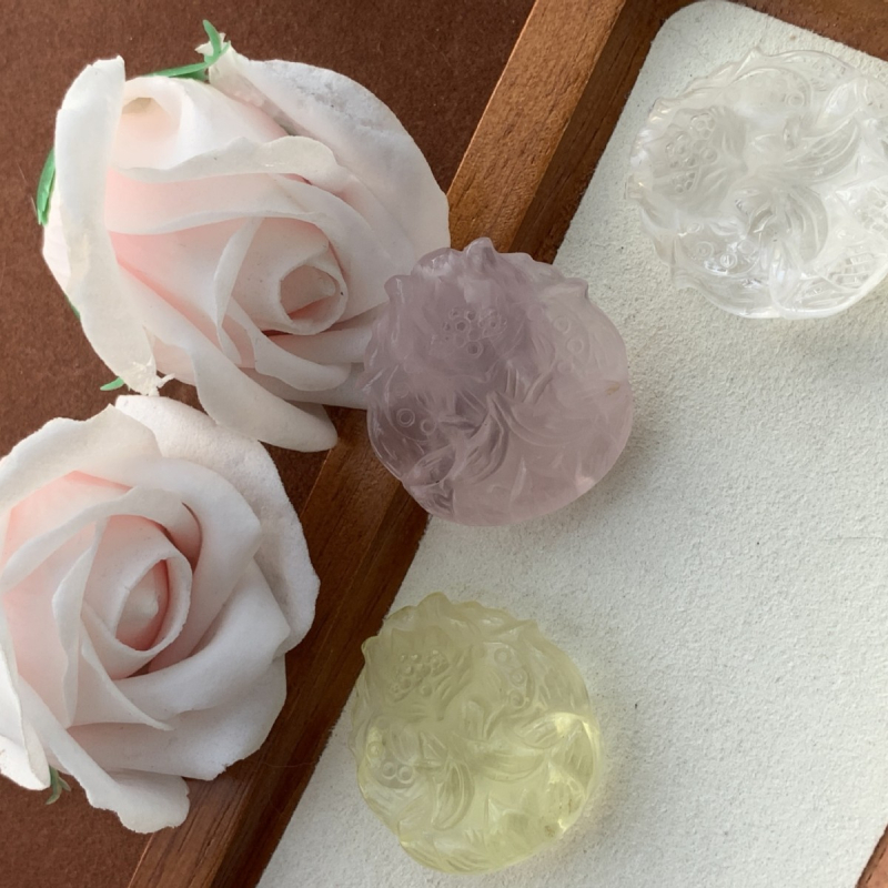 Medál kristállyal, oldalsó kövek nélkül, friss és tiszta esztétika, 2025 tél