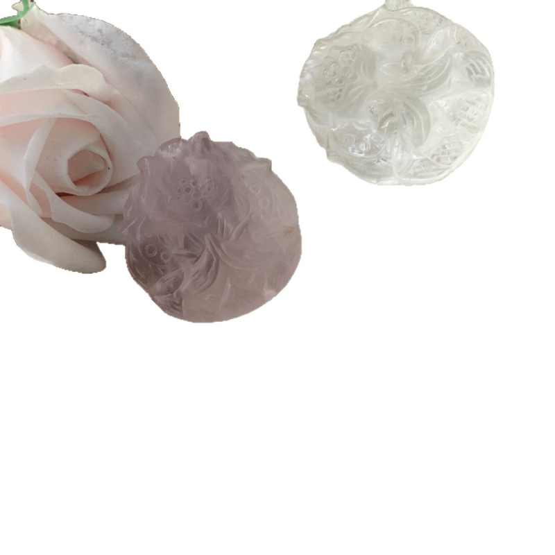 Medál kristállyal, oldalsó kövek nélkül, friss és tiszta esztétika, 2025 tél