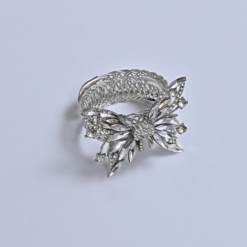 Liblika motiiviga kardinate aksessuaarid, rihm ja vedru-klamber – raua sulam ja akrüül