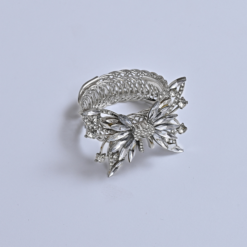 Liblika motiiviga kardinate aksessuaarid, rihm ja vedru-klamber – raua sulam ja akrüül