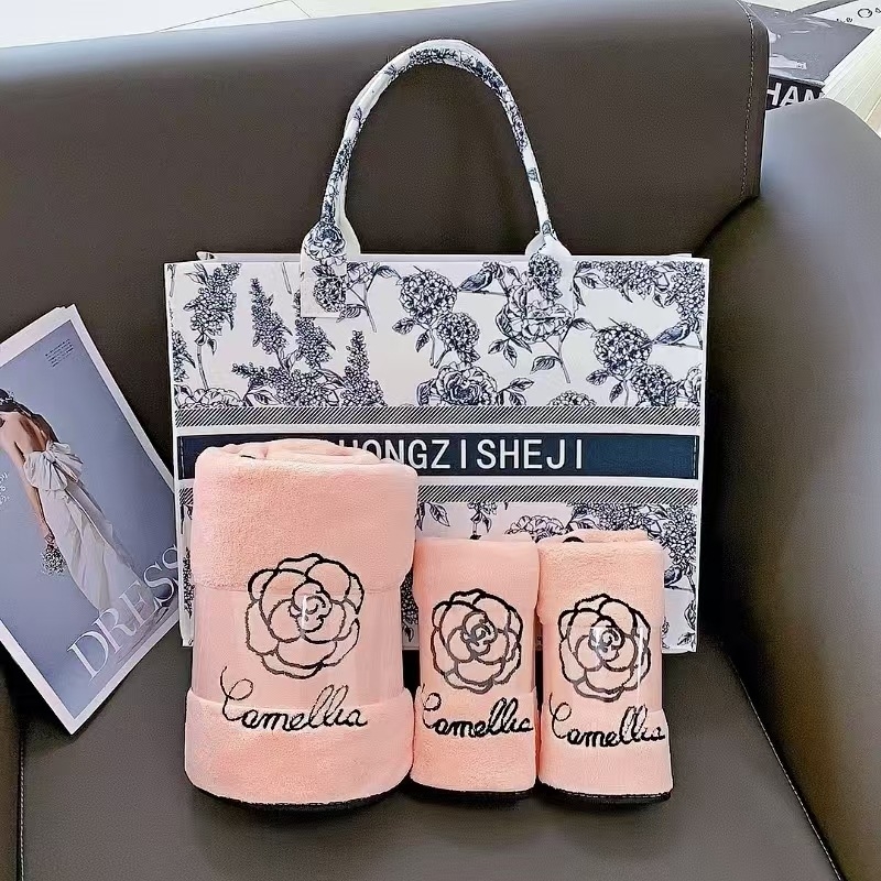 Kamélia törölközők háromrészes szett, korall plüss anyag, ajándékdobozos csomagolás, 260 g/m², sima szövés, logónyomás elérhető