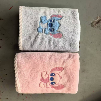 Stitch ušiveni Cartoon set za kupaće ručnike — Cartoon otisak, velur tekstura, poliester, težina 301–350 g, Ply vlakna, tkanje Weft