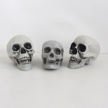 Halloween rekvizit: plastična simulirana lubanja za uređenje uklete kuće