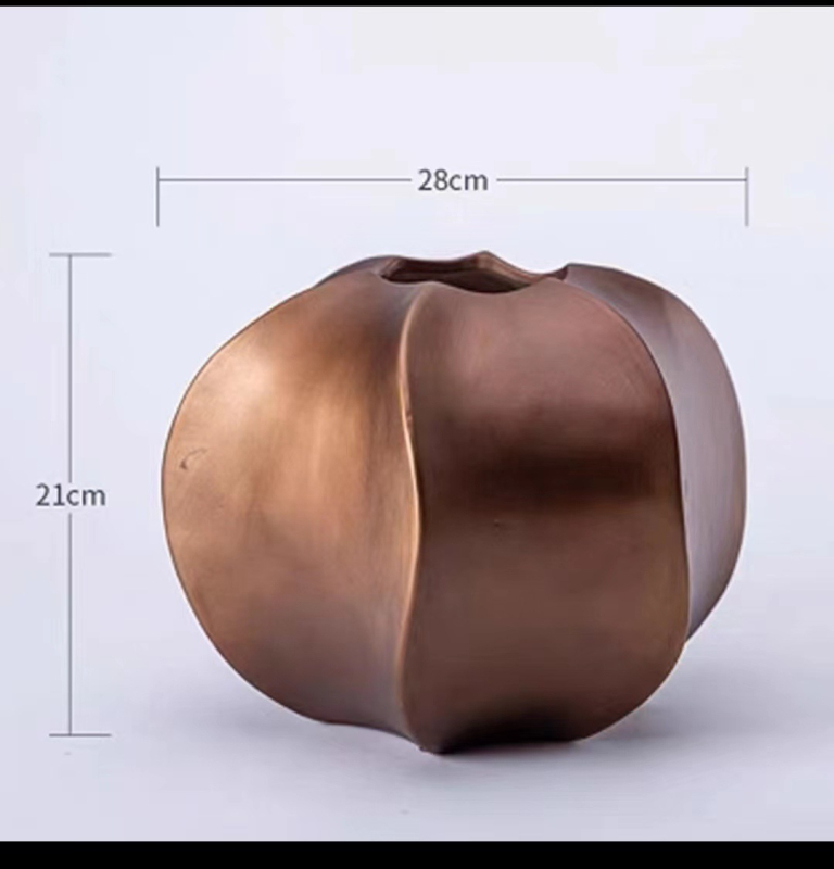 Keramička vaza za sušeno cvijeće u modernom minimalističkom stilu