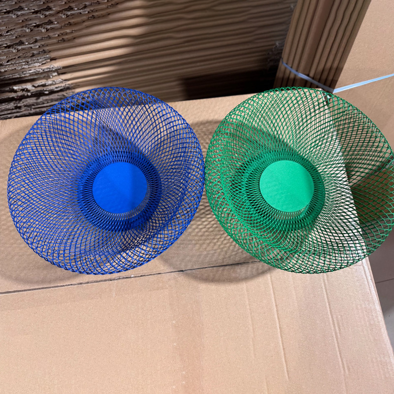 Geležinis dėklas su tinklelio formos paukščių lizdais – šiuolaikinio minimalistinio stiliaus, tinkamas kavos stalui, prekės kodas bsadggrf, prekė independent