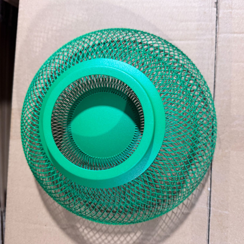 Geležinis dėklas su tinklelio formos paukščių lizdais – šiuolaikinio minimalistinio stiliaus, tinkamas kavos stalui, prekės kodas bsadggrf, prekė independent