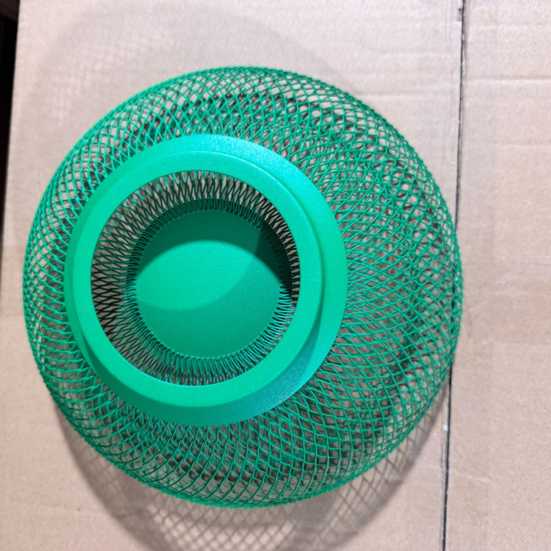 Geležinis dėklas su tinklelio formos paukščių lizdais – šiuolaikinio minimalistinio stiliaus, tinkamas kavos stalui, prekės kodas bsadggrf, prekė independent