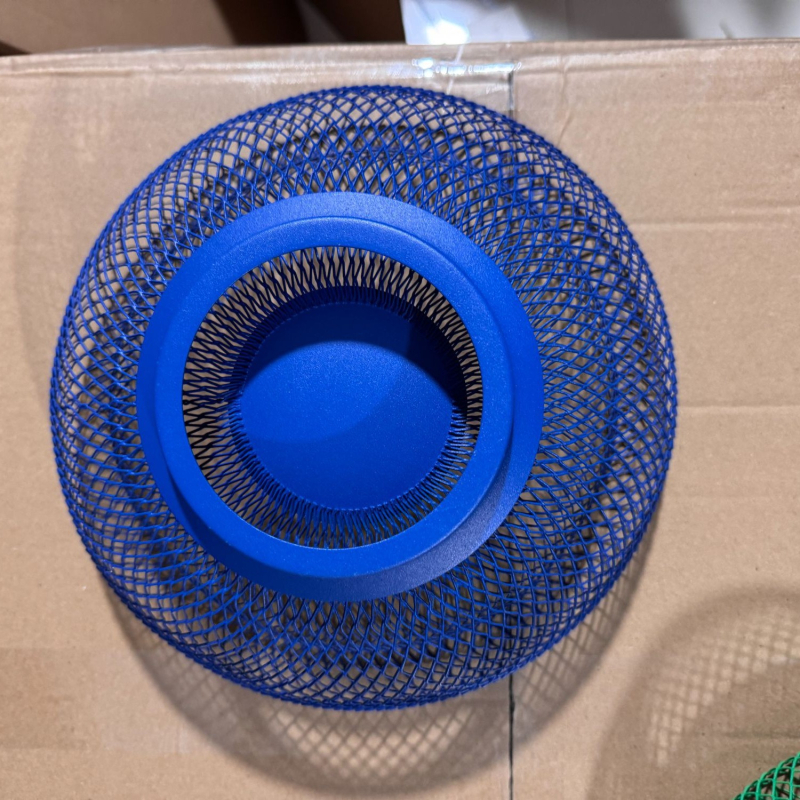 Geležinis dėklas su tinklelio formos paukščių lizdais – šiuolaikinio minimalistinio stiliaus, tinkamas kavos stalui, prekės kodas bsadggrf, prekė independent