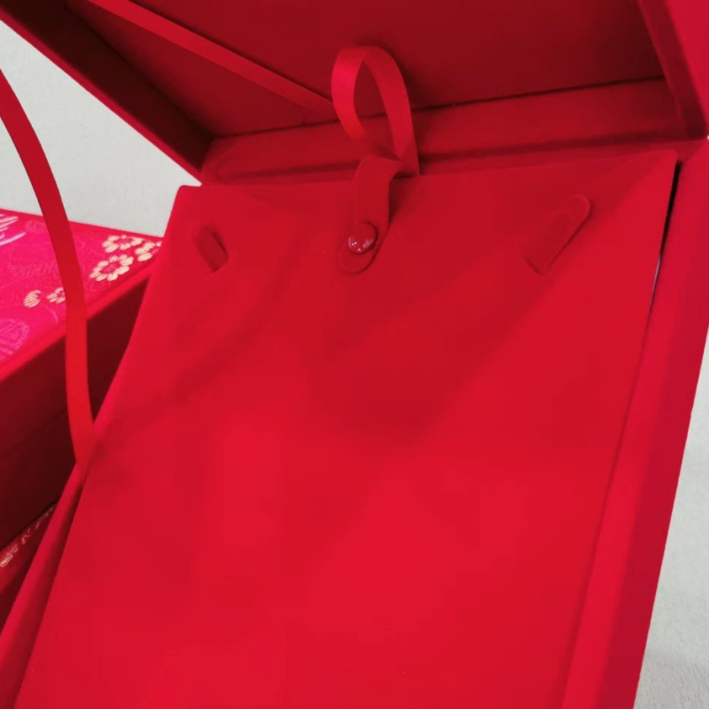 Sanjin Szövetes Ékszerdoboz Baba Nyaklánchoz, Fém Hardverrel és Ékszercsomagolással