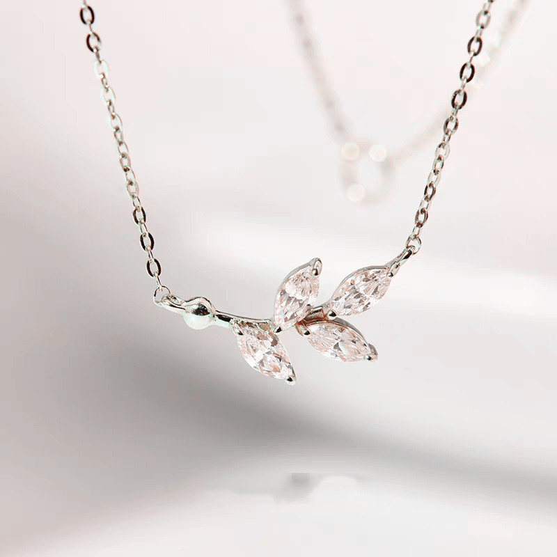 Ogrlica od 925 srebra s lisnatim privjeskom i cirkonom u obliku konjskog oka, zlatni premaz, O-vezica, duljina 41–50 cm