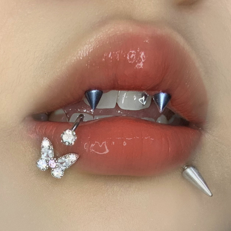 Ajakgyűrű gyémánt-bevonattal, motívum pillangó, háromszínű csillogás, titán acél piercing ékszer