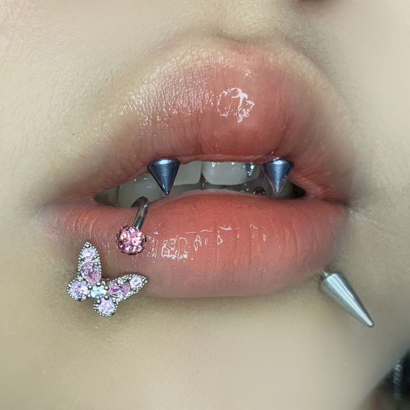 Ajakgyűrű gyémánt-bevonattal, motívum pillangó, háromszínű csillogás, titán acél piercing ékszer