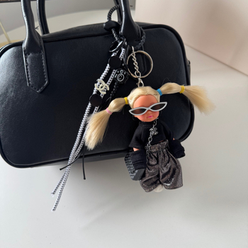 Pandantiv pentru geantă cu păpușa Barbie și ochelari, poliester, stil street fashion, look retro, primăvara 2025