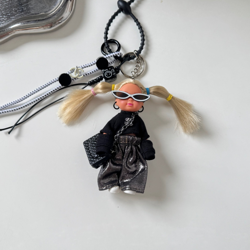 Pandantiv pentru geantă cu păpușa Barbie și ochelari, poliester, stil street fashion, look retro, primăvara 2025