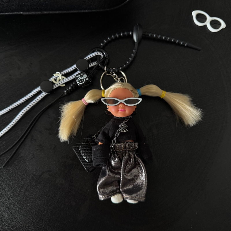 Pandantiv pentru geantă cu păpușa Barbie și ochelari, poliester, stil street fashion, look retro, primăvara 2025