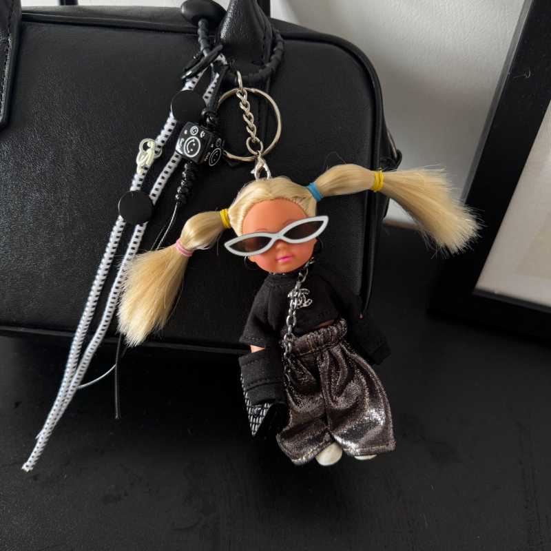 Pandantiv pentru geantă cu păpușa Barbie și ochelari, poliester, stil street fashion, look retro, primăvara 2025