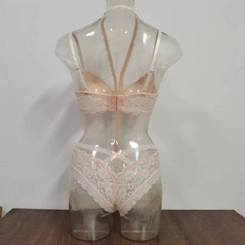 Σετ σουτιέν με halter λαιμό και αποσπώμενες τιράντες | 3/4 κύπελλα, λεπτά διαμορφωμένα | Δαντέλα πάνω σε νάιλον 80–90% | Πίσω κούμπωμα τριών σειρών, ρυθμιζόμενο