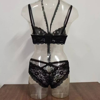 Σετ σουτιέν με halter λαιμό και αποσπώμενες τιράντες | 3/4 κύπελλα, λεπτά διαμορφωμένα | Δαντέλα πάνω σε νάιλον 80–90% | Πίσω κούμπωμα τριών σειρών, ρυθμιζόμενο